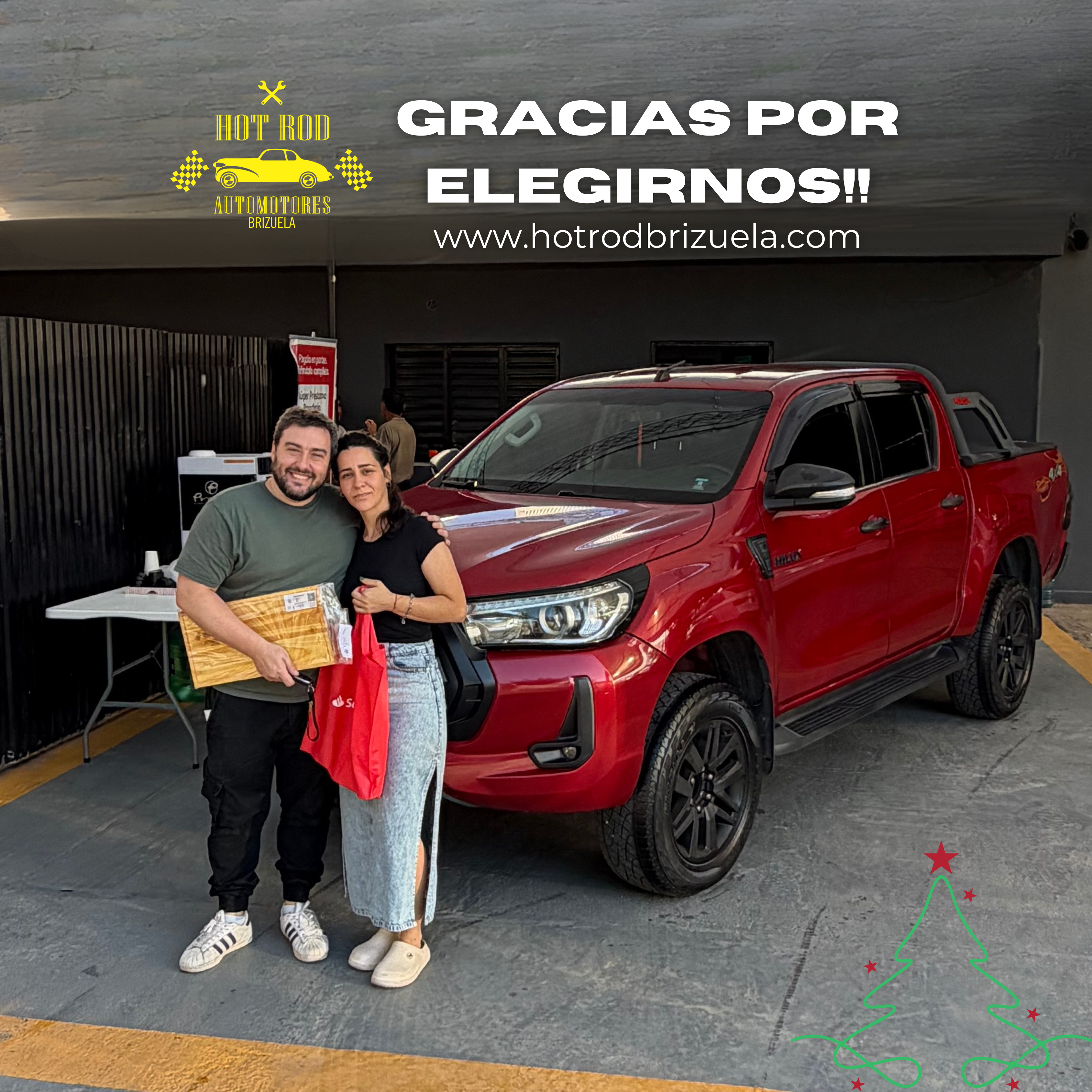 Pareja recibiendo su Toyota Hilux roja en Hot Rod Automotores