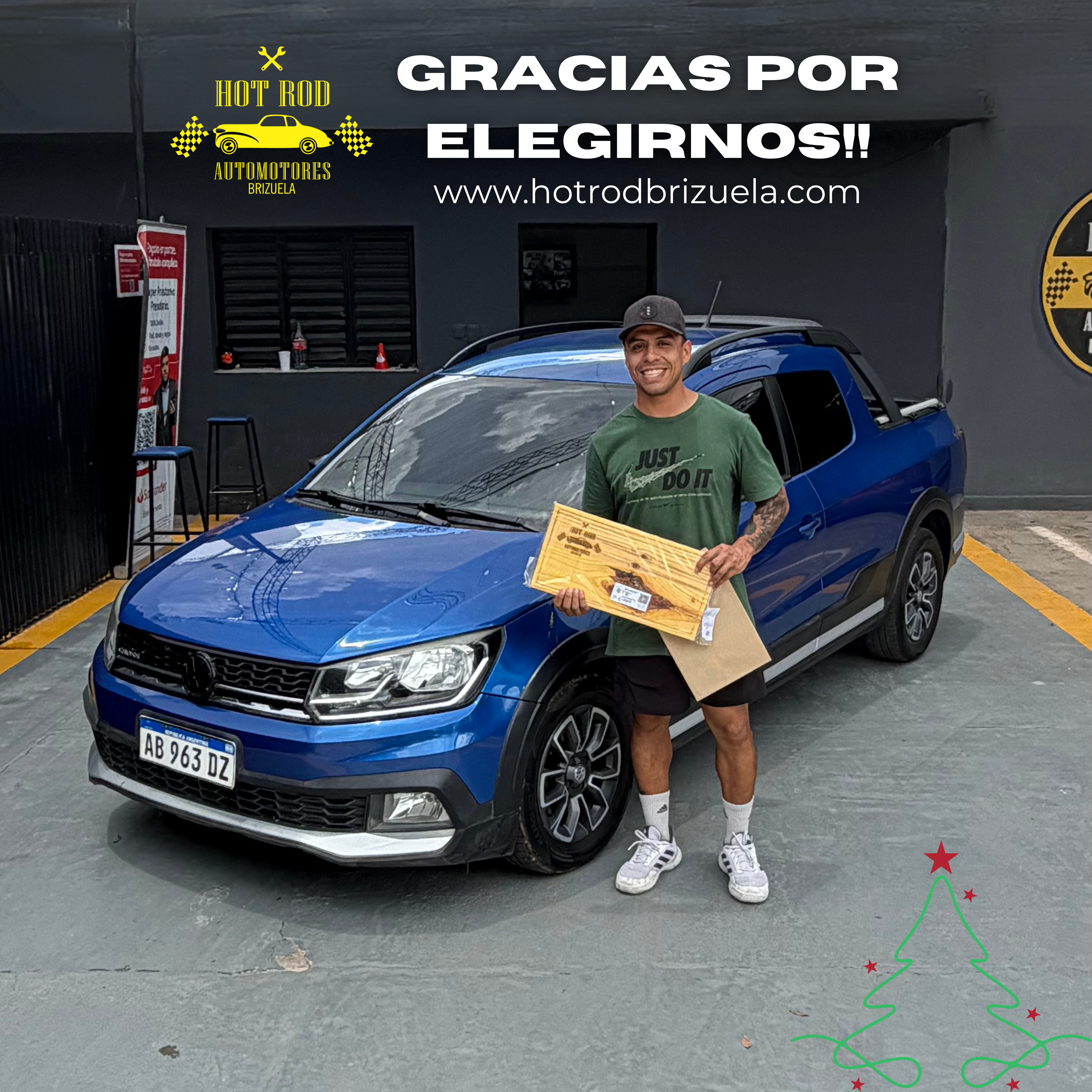 Cliente recibiendo su Volkswagen Saveiro azul en Hot Rod Automotores
