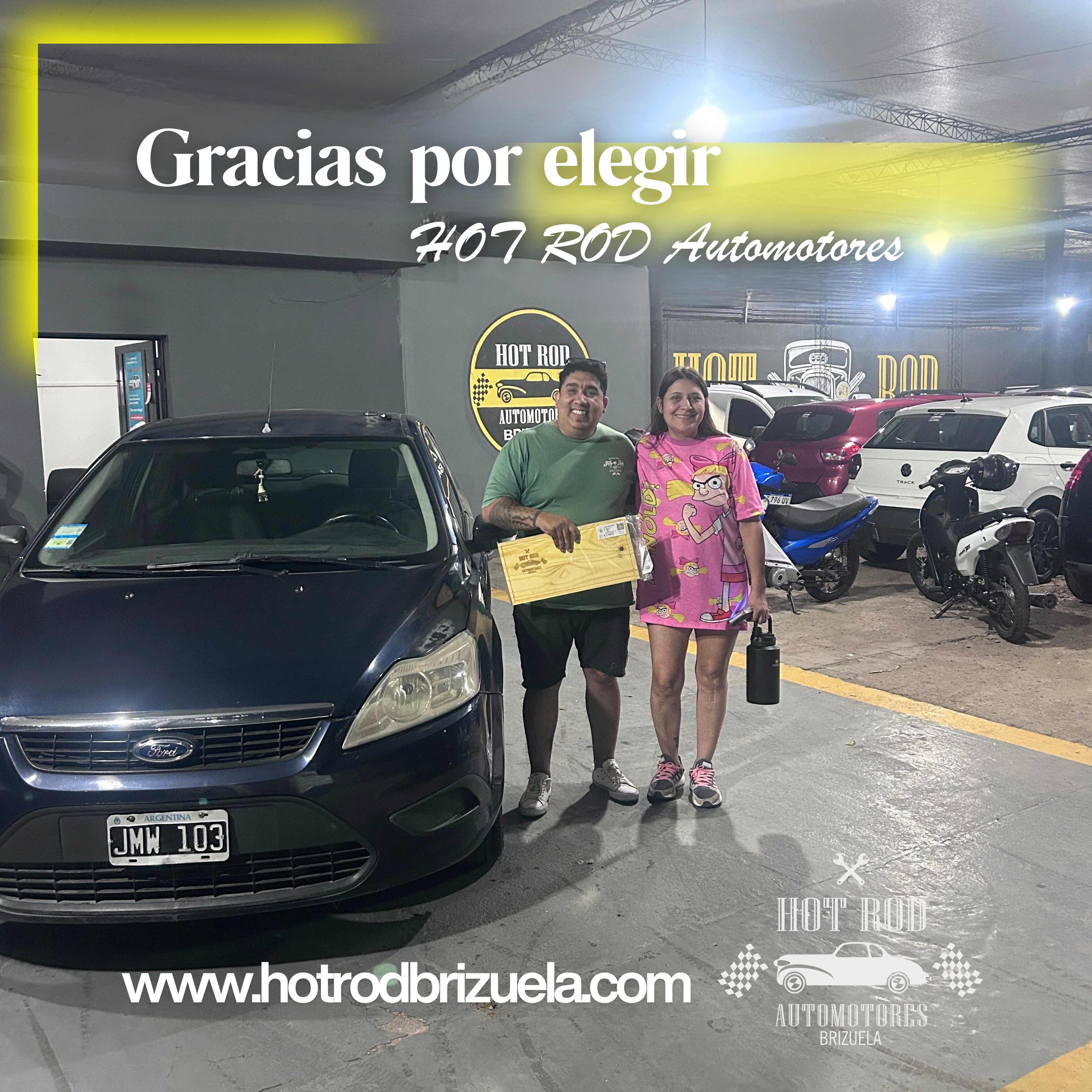 Pareja recibiendo su Ford Focus en Hot Rod Automotores