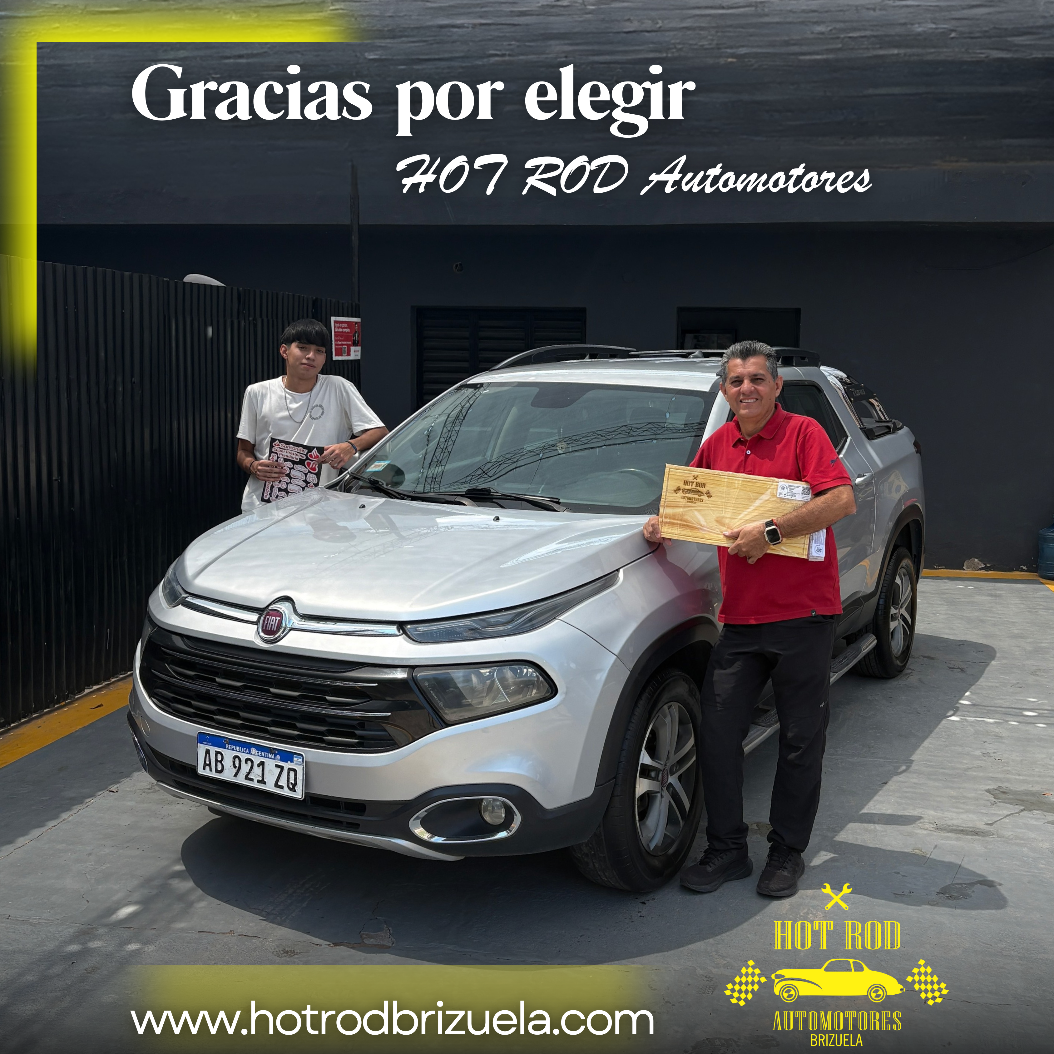 Cliente recibiendo su Fiat en Hot Rod Automotores