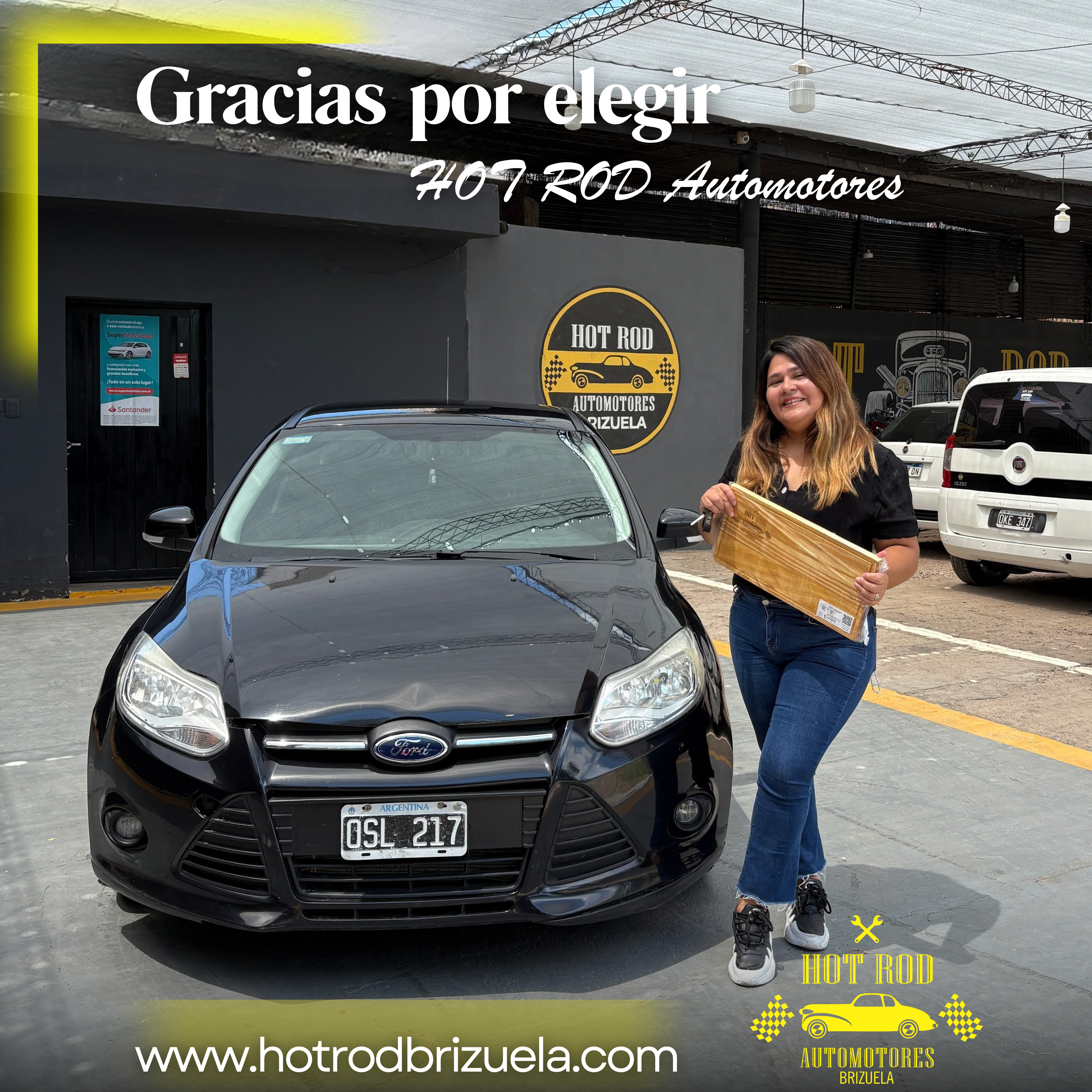 Clienta recibiendo su Ford Focus negro en Hot Rod Automotores