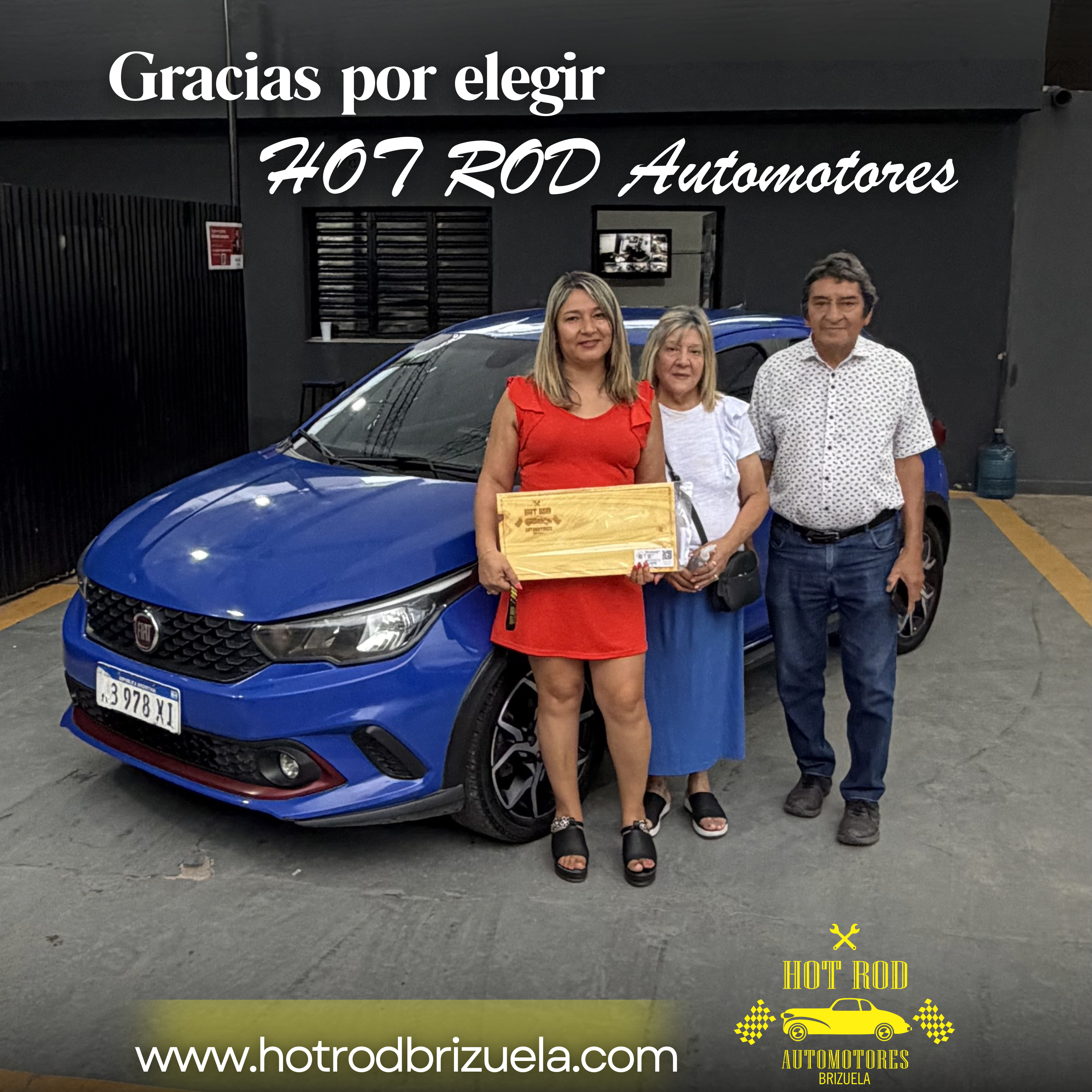 Familia recibiendo su Fiat Argo azul en Hot Rod Automotores