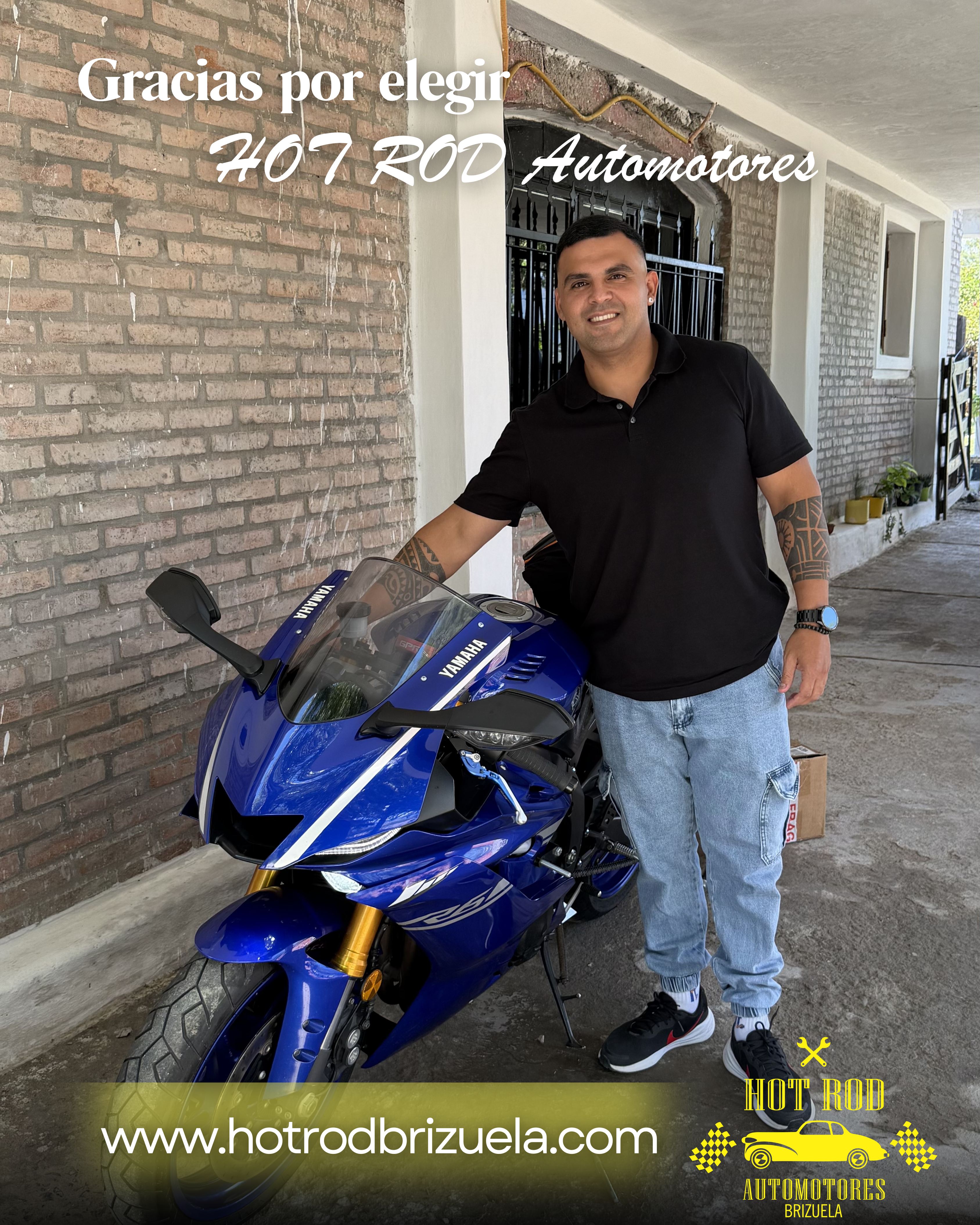 Cliente recibiendo su Yamaha R3 en Hot Rod Automotores