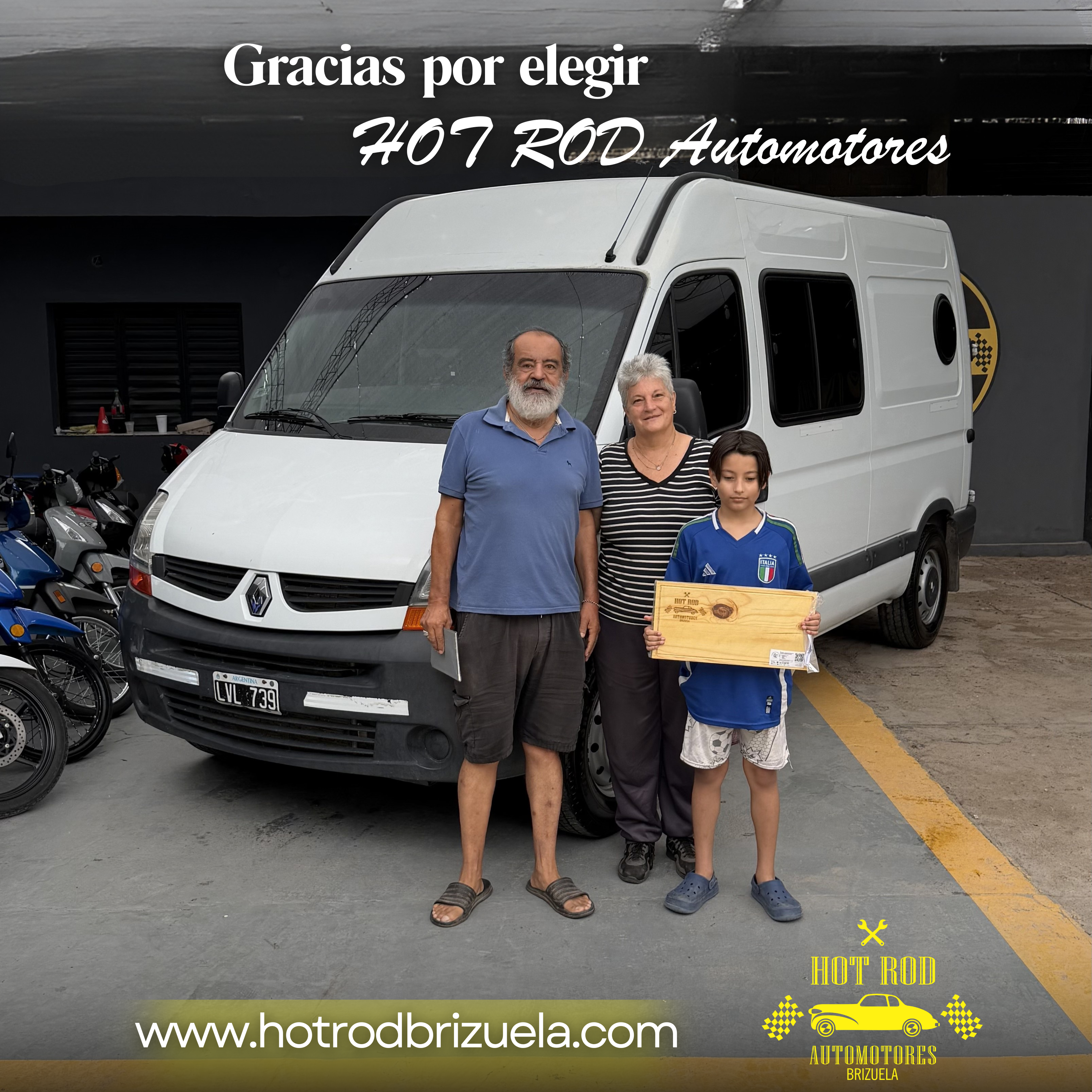 Familia recibiendo su Renault Master en Hot Rod Automotores