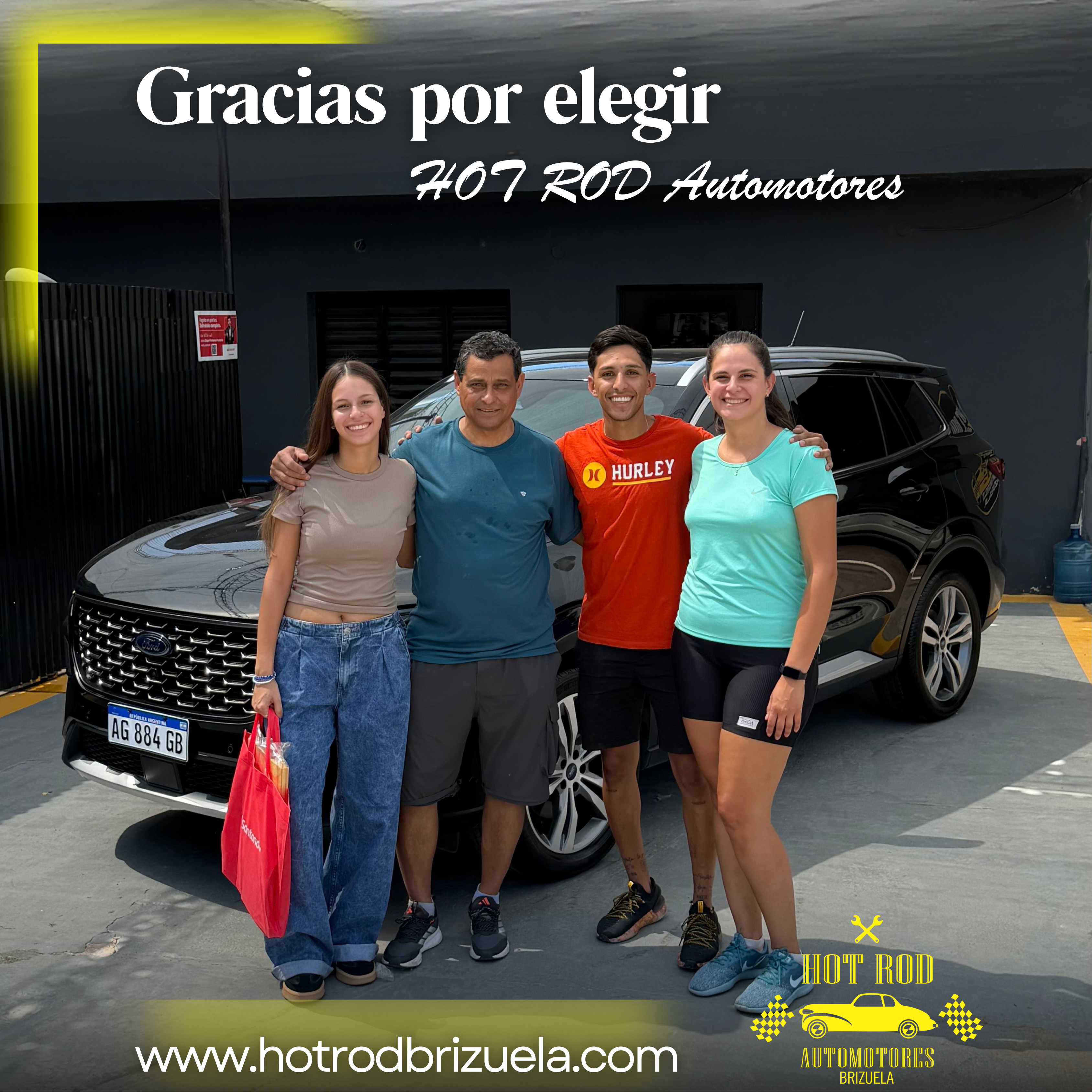 Familia recibiendo su Ford Territory en Hot Rod Automotores