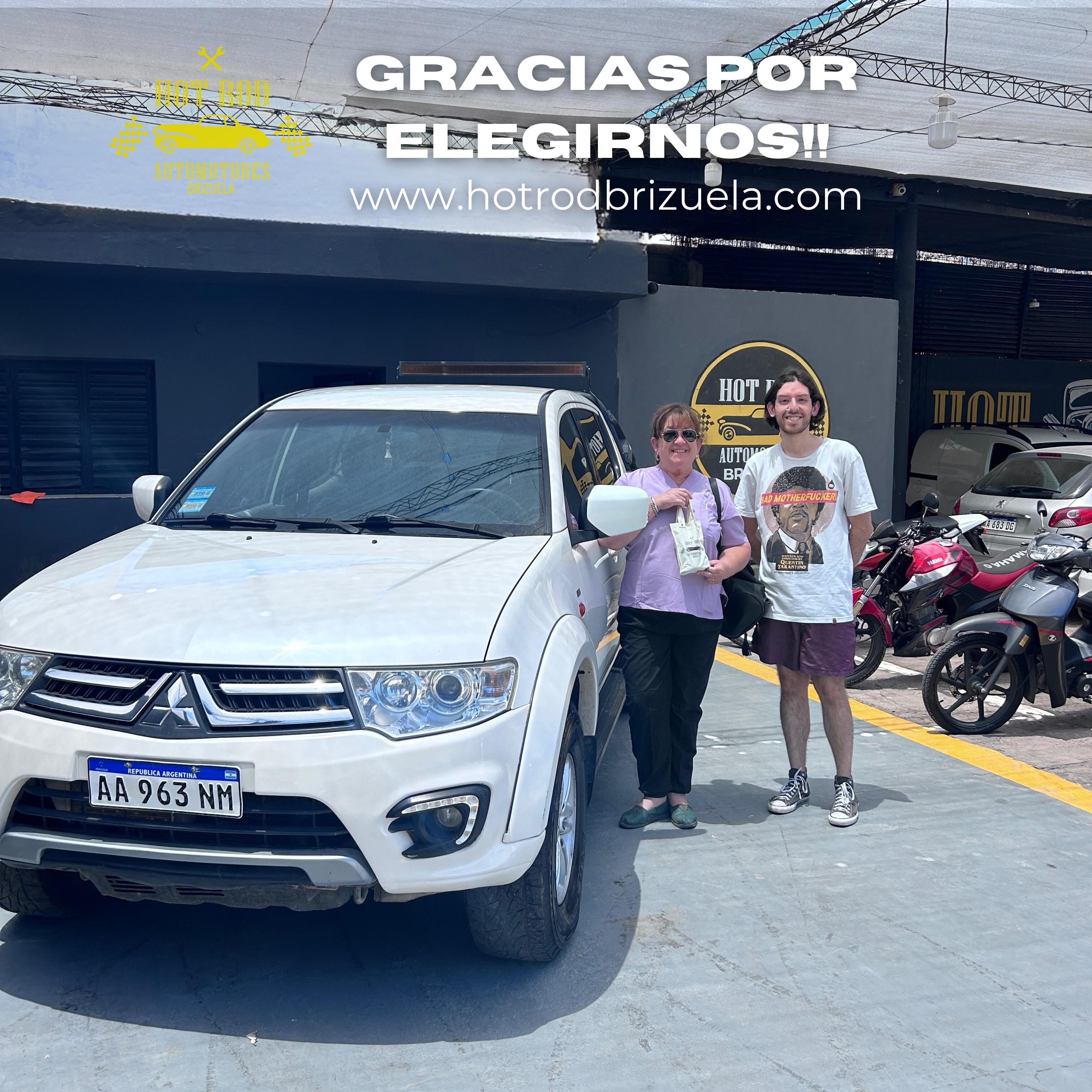 Clientes recibiendo su Mitsubishi en Hot Rod Automotores