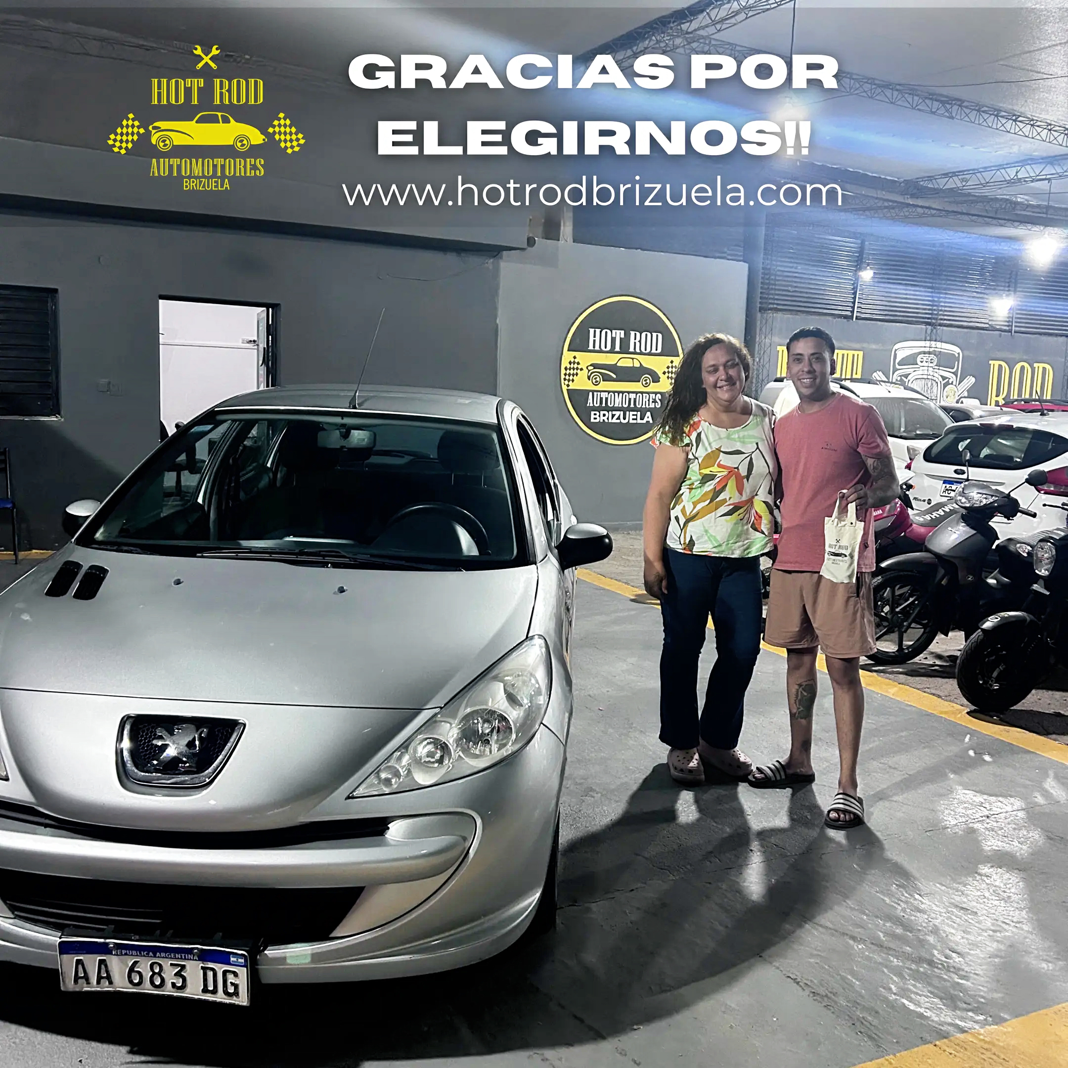Clientes con su Peugeot entregado por Hot Rod Automotores