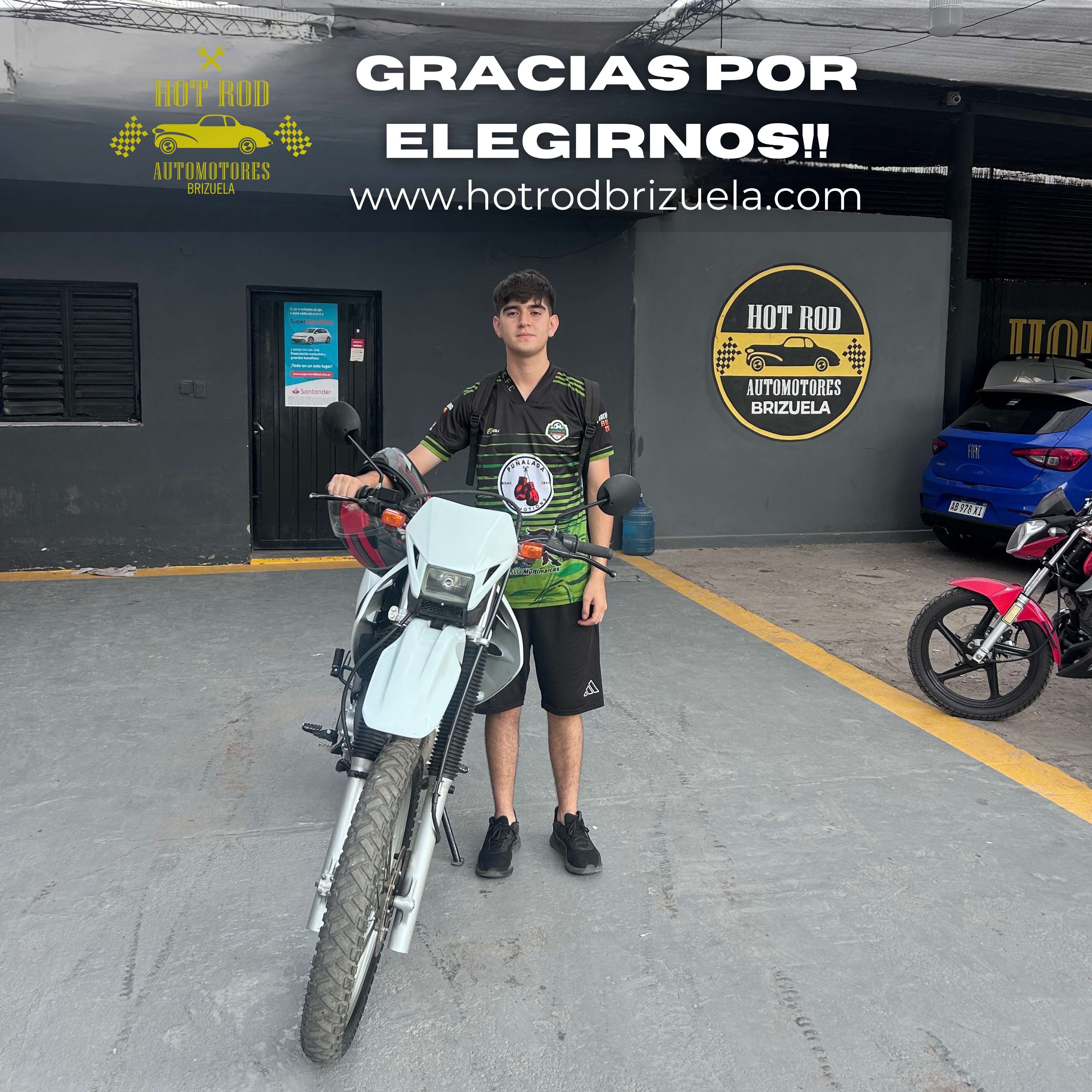 Cliente recibiendo su moto en Hot Rod Automotores