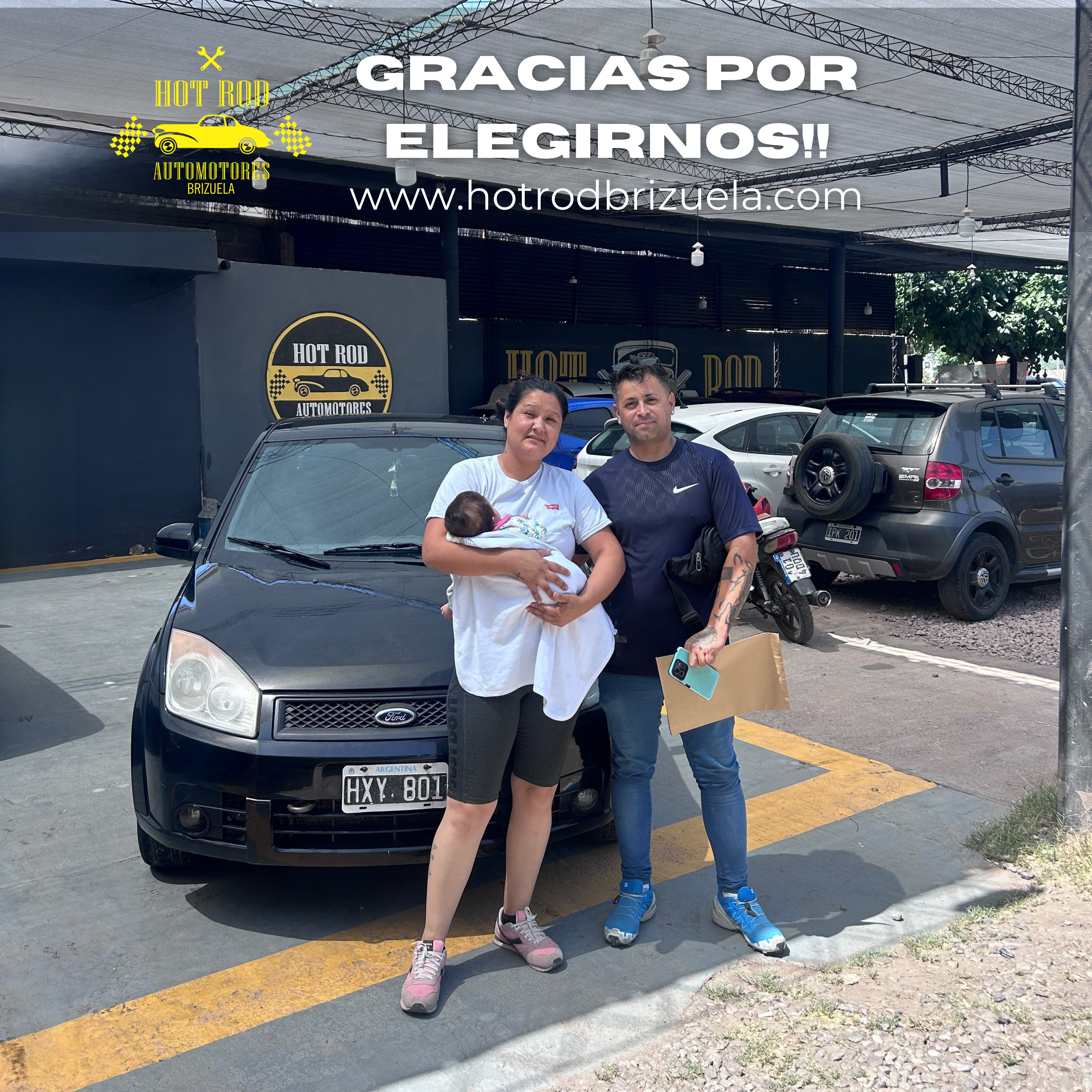Familia recibiendo su Ford en Hot Rod Automotores